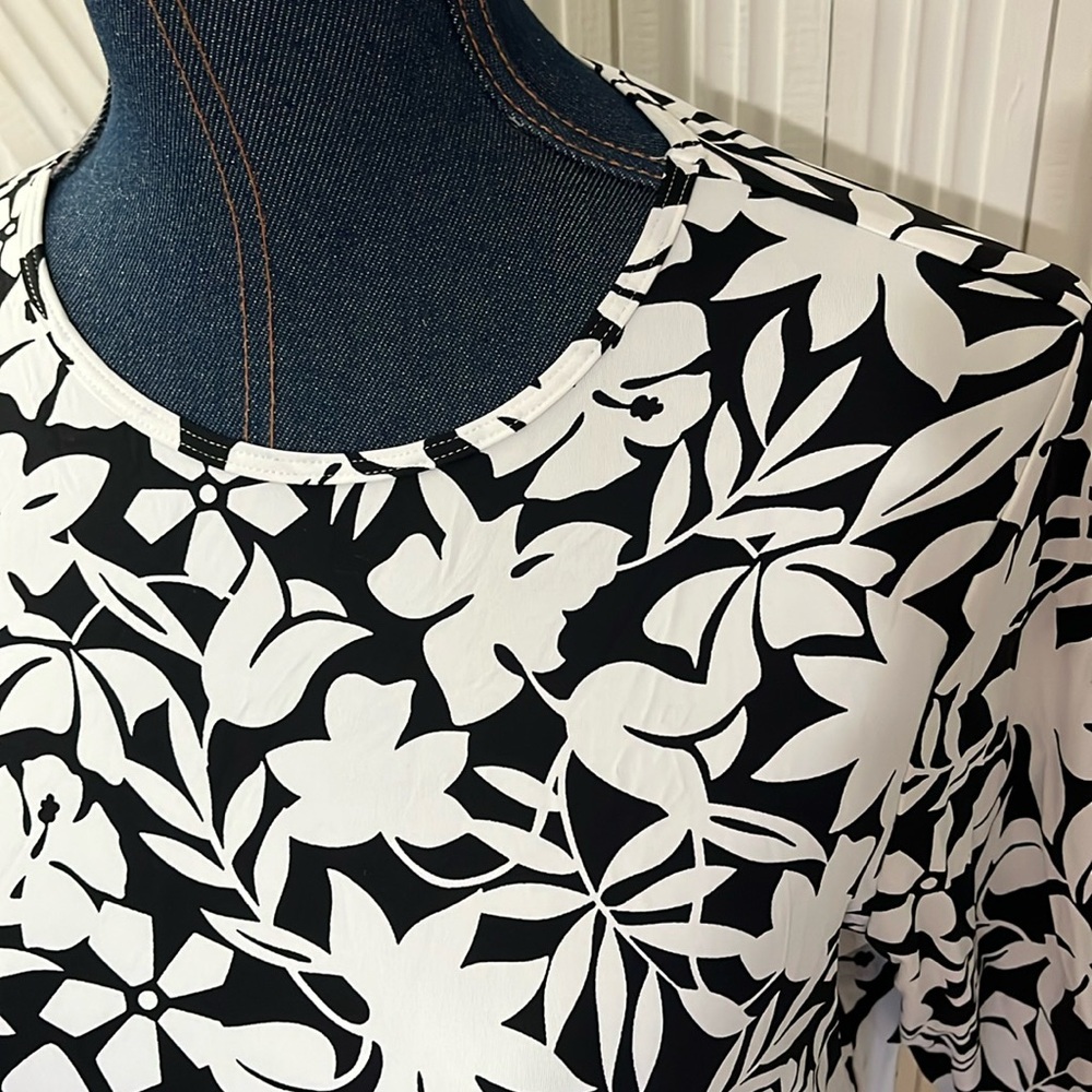 Lands end elbow sleeve rash guard size small black and white floral - Picture 3 of 5